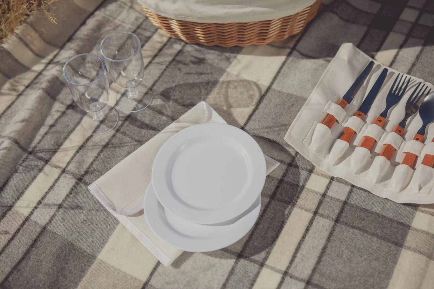 NFL Promenade Picnic Basket 7 NFL Promenade Picnic Basket - Image 5