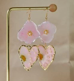 Pressed Pink Hydrangea And Daisy Heart Earrings -Gift Promotion Store mk017367alt viewc 1
